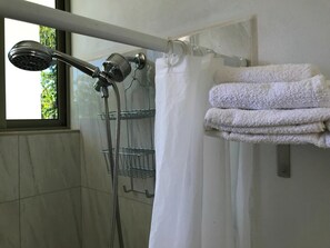 Douche, serviettes fournies