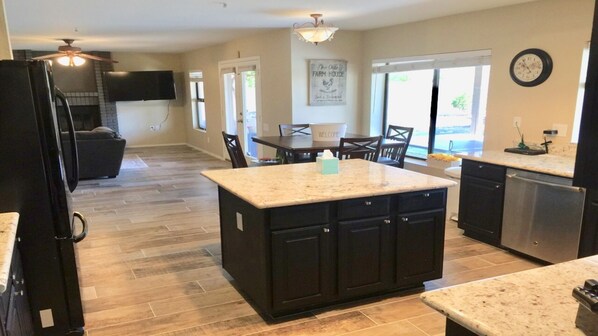 Dining - 5 bedroom 3 BA with Pool & Jacuzzi with nearby Golf, restaurants, shopping (Scottsdale)