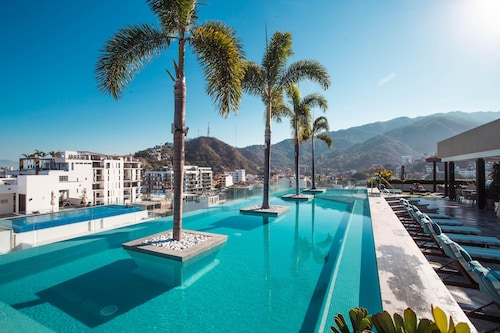 Featured on HGTV, Mountain Views, Rooftop Pool at Zenith in Old Town