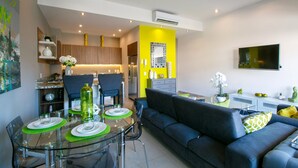 Un espacio habitable moderno con comedor, cocina y sofá.