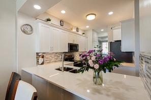 Jääkaappi, mikroaaltouuni, uuni, liesi