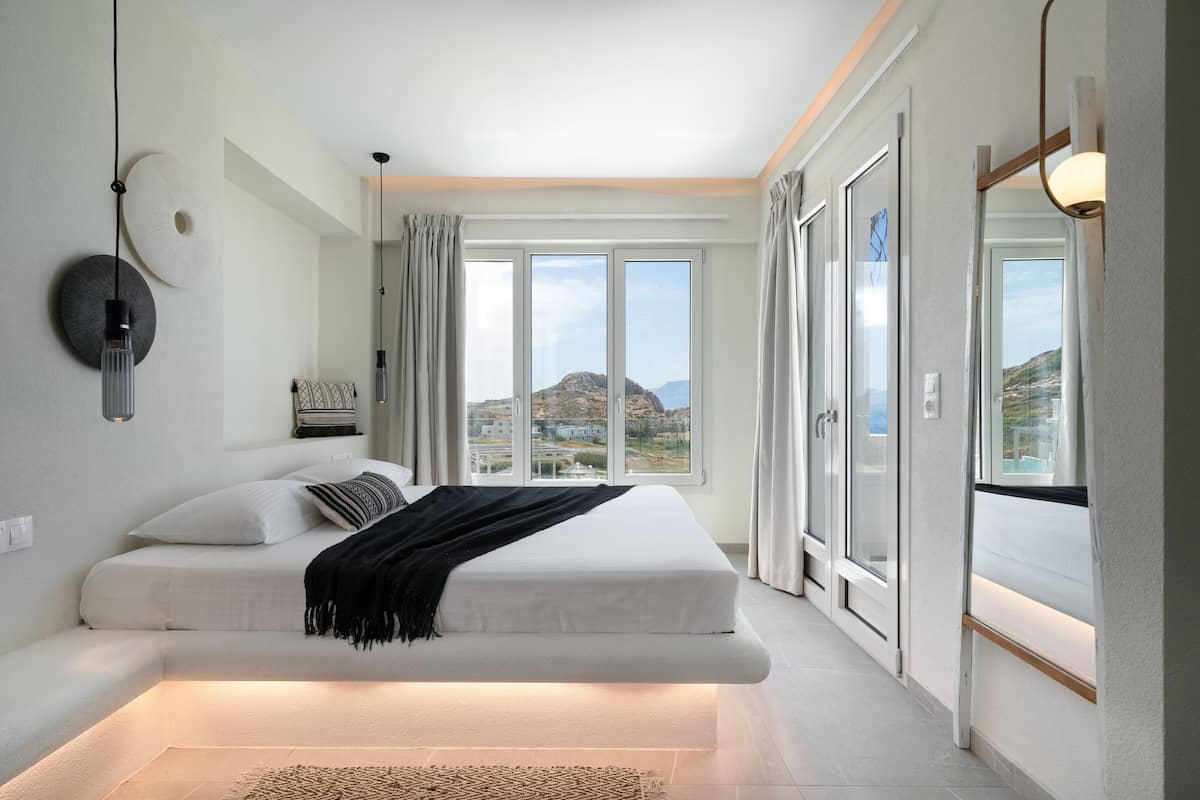 Luxury Suite with Outdoor Jetted Tub & Sea View | In-room safe, soundproofing, iron/ironing board (on request)