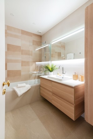 Ensemble douche/baignoire, sèche-cheveux, serviettes fournies, savon