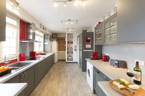 ثلاجة، ميكروويف، فرن، موقد طهي مسطح