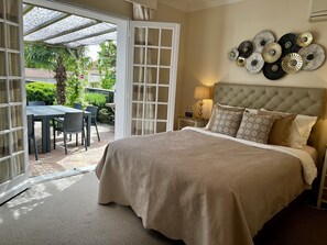 6 عدّة غرف نوم ومكتب ومكواة/لوح كي وسرير سفر