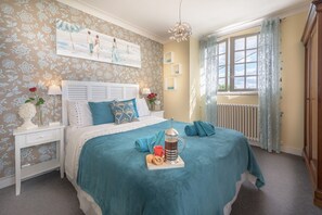 6 عدّة غرف نوم ومكتب ومكواة/لوح كي وسرير سفر