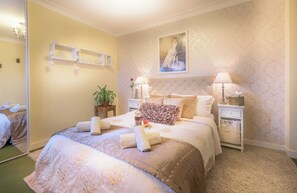 6 bedrooms, desk, iron/ironing board, travel cot