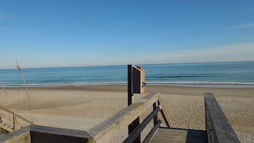 Perto da praia, espreguiçadeiras, toalhas de praia