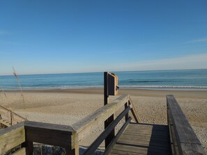 Playa en los alrededores, camastros y toallas de playa 
