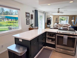 Jääkaappi, mikroaaltouuni, uuni, liesi