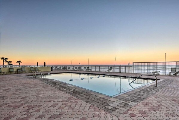 室外游泳池，恒温泳池