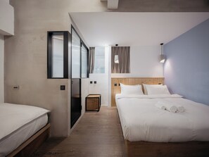 Chambre triple Confort, Plusieurs lits | Couette en duvet, coffre-fort, bureau, accès au Wi-Fi (inclus)