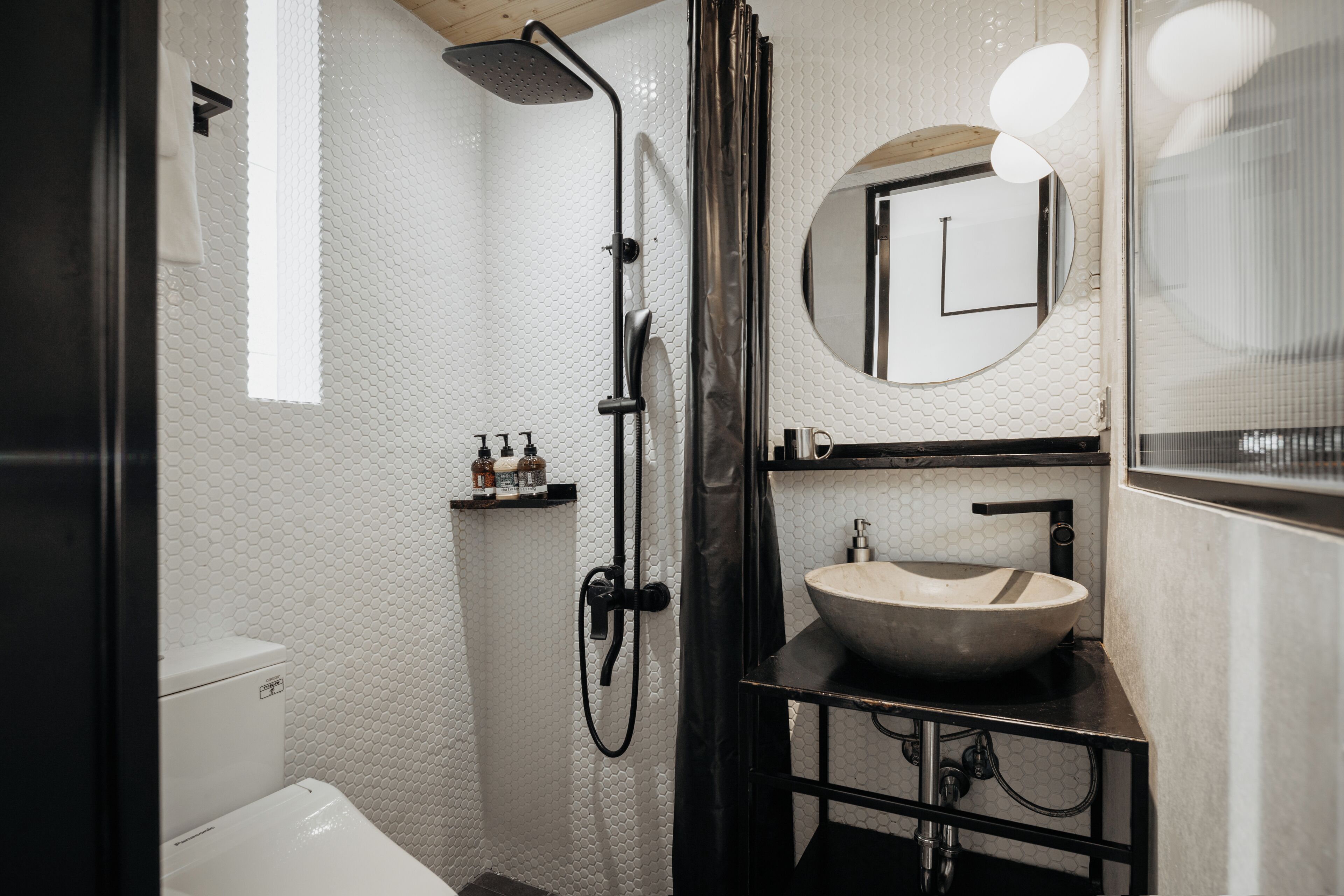 standard single room | bathroom | shower, hydromassage showerhead, hair dryer, bidet