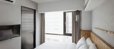 Dobbeltrom – comfort, byutsikt | Dundyner, safe på rommet, skrivebord og wi-fi (inkludert)