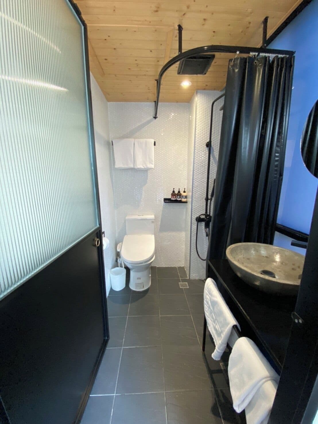 comfort double room, city view | bathroom | shower, hydromassage showerhead, hair dryer, bidet