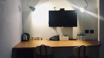 Comfort-værelse til 3 personer - flere senge | Dundyner, pengeskab på værelset, skrivebord, gratis Wi-Fi
