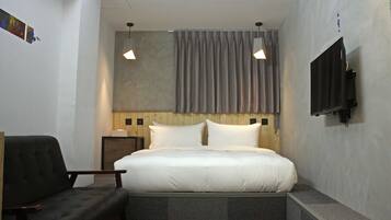 Design Double Room | Down duvets, in-room safe, desk, free WiFi