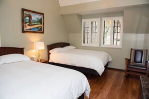 6 bedrooms, desk, iron/ironing board, travel crib