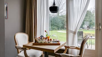 1 bedroom, premium bedding, free minibar, in-room safe