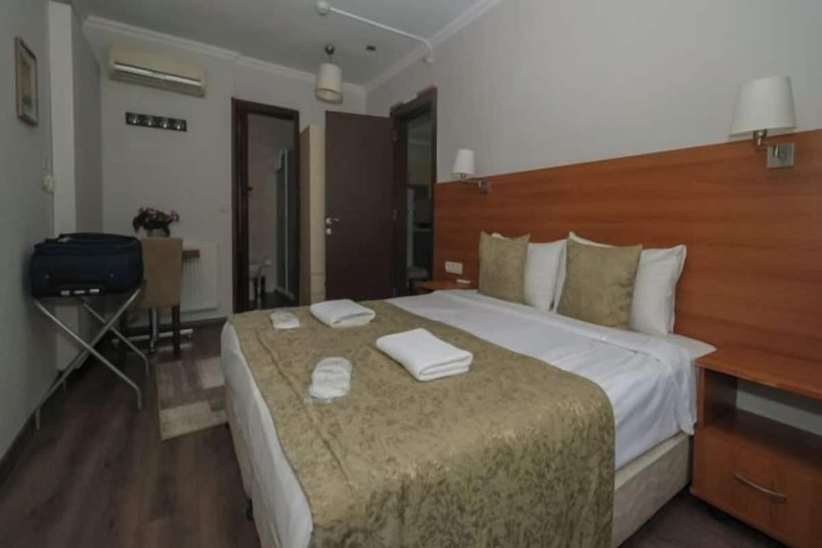 1 bedroom, Egyptian cotton sheets, premium bedding, memory-foam beds