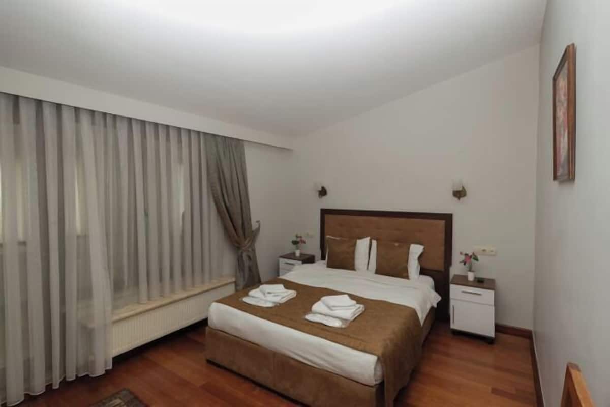 1 bedroom, Egyptian cotton sheets, premium bedding, memory foam beds