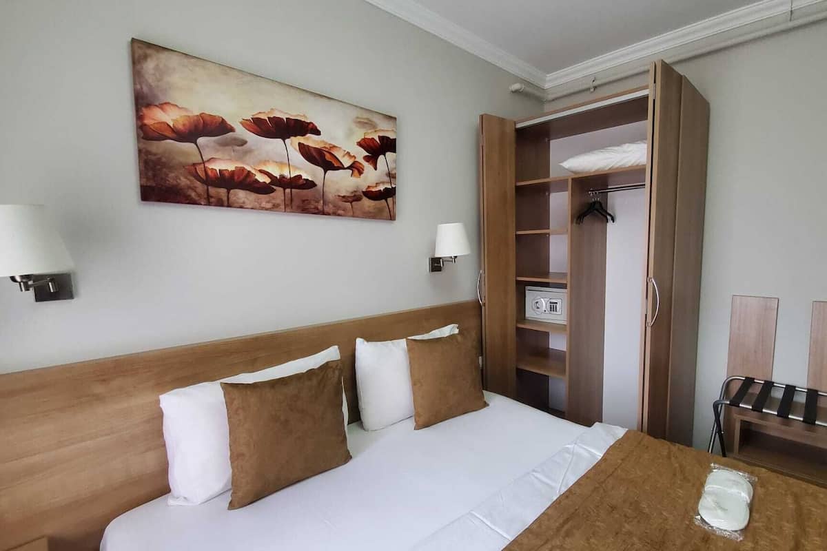 Family Suite, 1 Bedroom, Kitchenette, City View | 1 bilik tidur, cadar kapas Mesir, peralatan tempat tidur premium