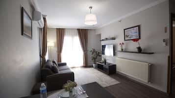 Familien-Suite, 1 Queen-Bett und Schlafsofa | Wohnbereich | 50-Zoll-Smart-TV mit Satellitenempfang