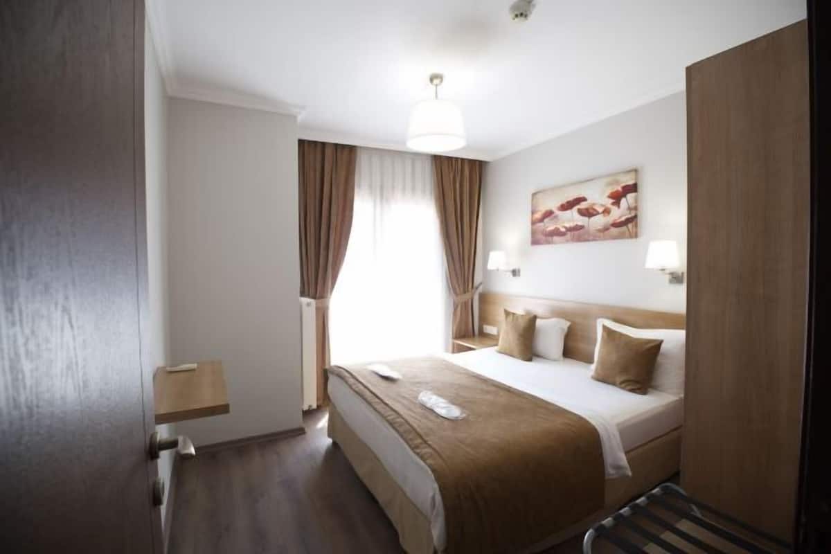 1 bedroom, Egyptian cotton sheets, premium bedding, memory foam beds