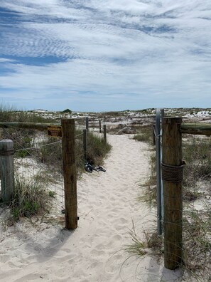Playa en los alrededores, camastros y toallas de playa 