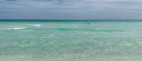 在海灘附近、躺椅、沙灘巾