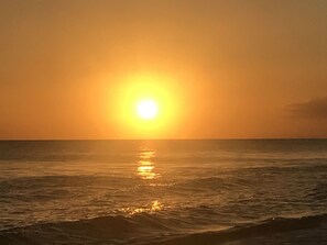 Playa en los alrededores, camastros y toallas de playa 