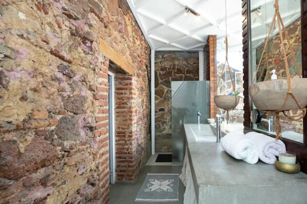 Douche, sèche-cheveux, serviettes fournies, savon