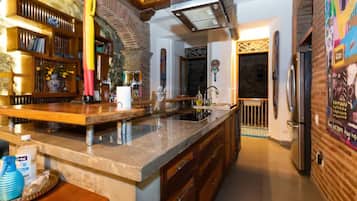 Frigorífic, microones, forn i placa de cuina