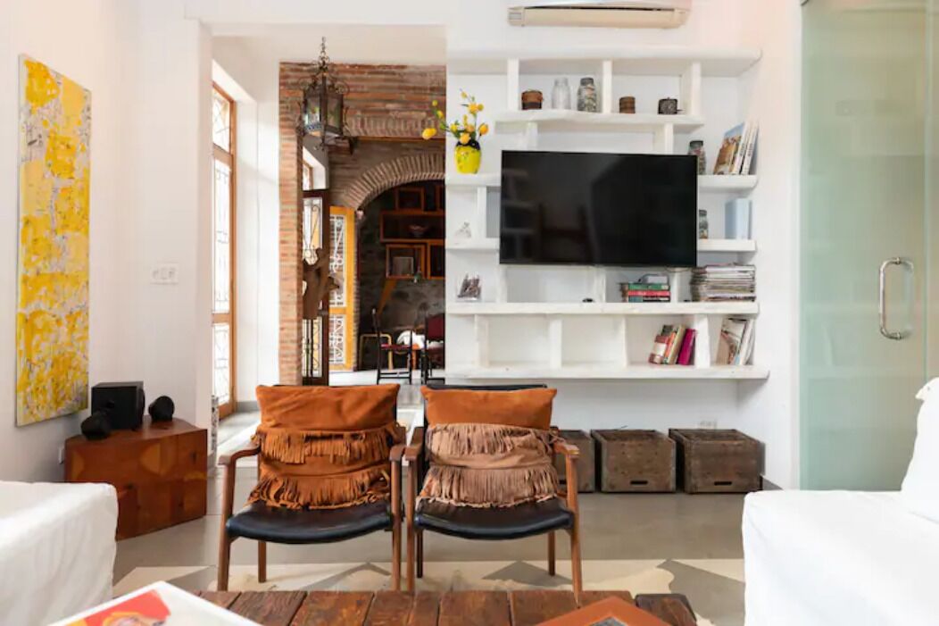 Smart-TV, Bücher, Stereoanlage