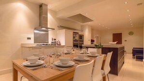 Restaurant - The Liam Neeson Suite - hiphipstay (Dublin)