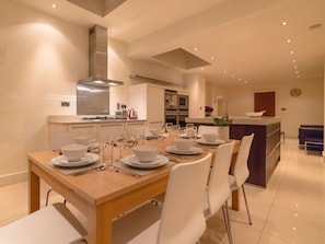 Restaurant - The Liam Neeson Suite - hiphipstay (Dublin)