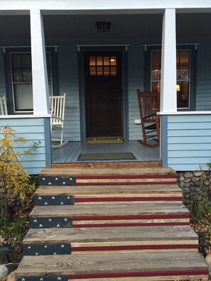 Exterior detail - Looking to hike, swim or enjoy the mountain views? This is the place for you! (Bartlett)