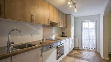 Suite Familiale, 4 chambres, cuisine | Cuisine privée | Micro-ondes (sur demande), plaque de cuisson, machine à expresso