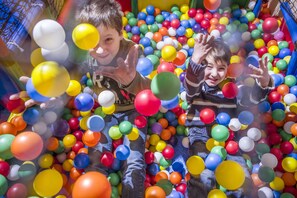 Zona de juegos infantil cubierta