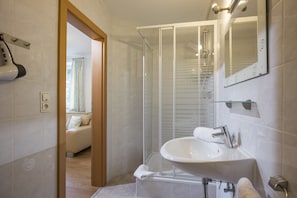 Family Suite, 2 Bedrooms, Kitchen | Bathroom - Familienparadies MoNi (Thiersee)