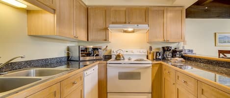 Een koelkast, een microgolfoven, een oven, een kookplaat