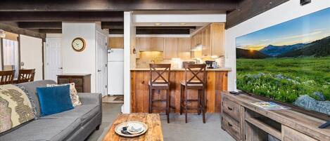 تلفزيون ذكي، مدفأة، مشغل دي في دي، كُتُب