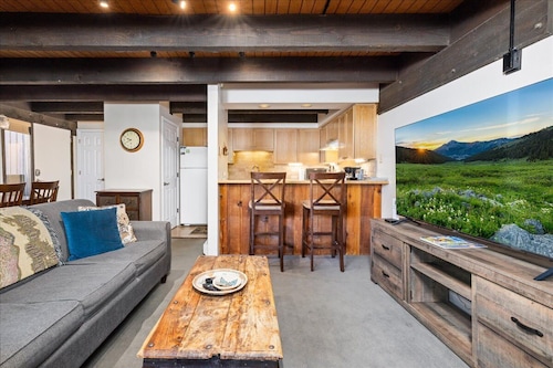 Best value Slopeside! Ski-in/walk-out access, Sleeps 6, WiFi, Hot Tub, Games