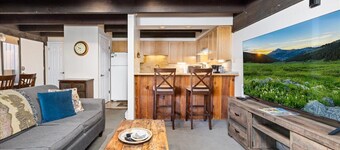 Best value Slopeside! Ski-in/walk-out access, Sleeps 6, WiFi, Hot Tub, Games