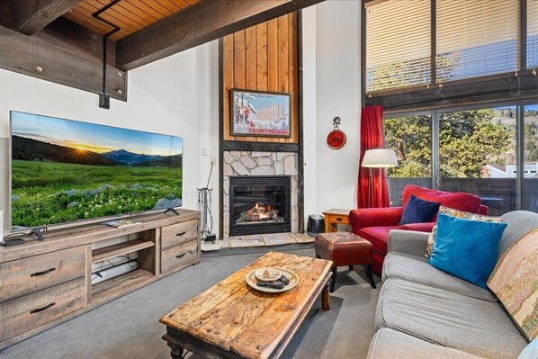 Smart-TV, Kamin, DVD-Player, Bücher