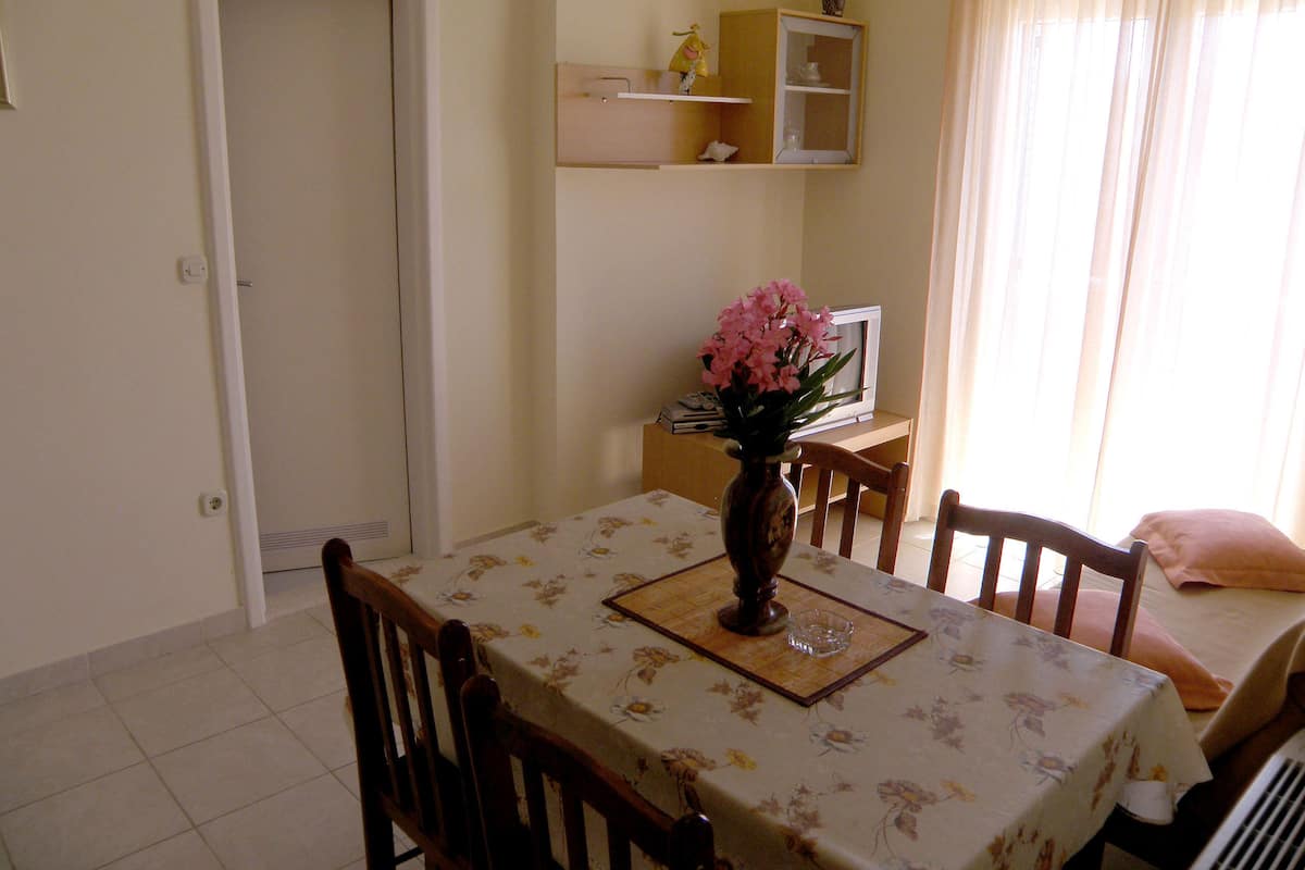 Apartment, 1 Bedroom, Balcony | In-room dining