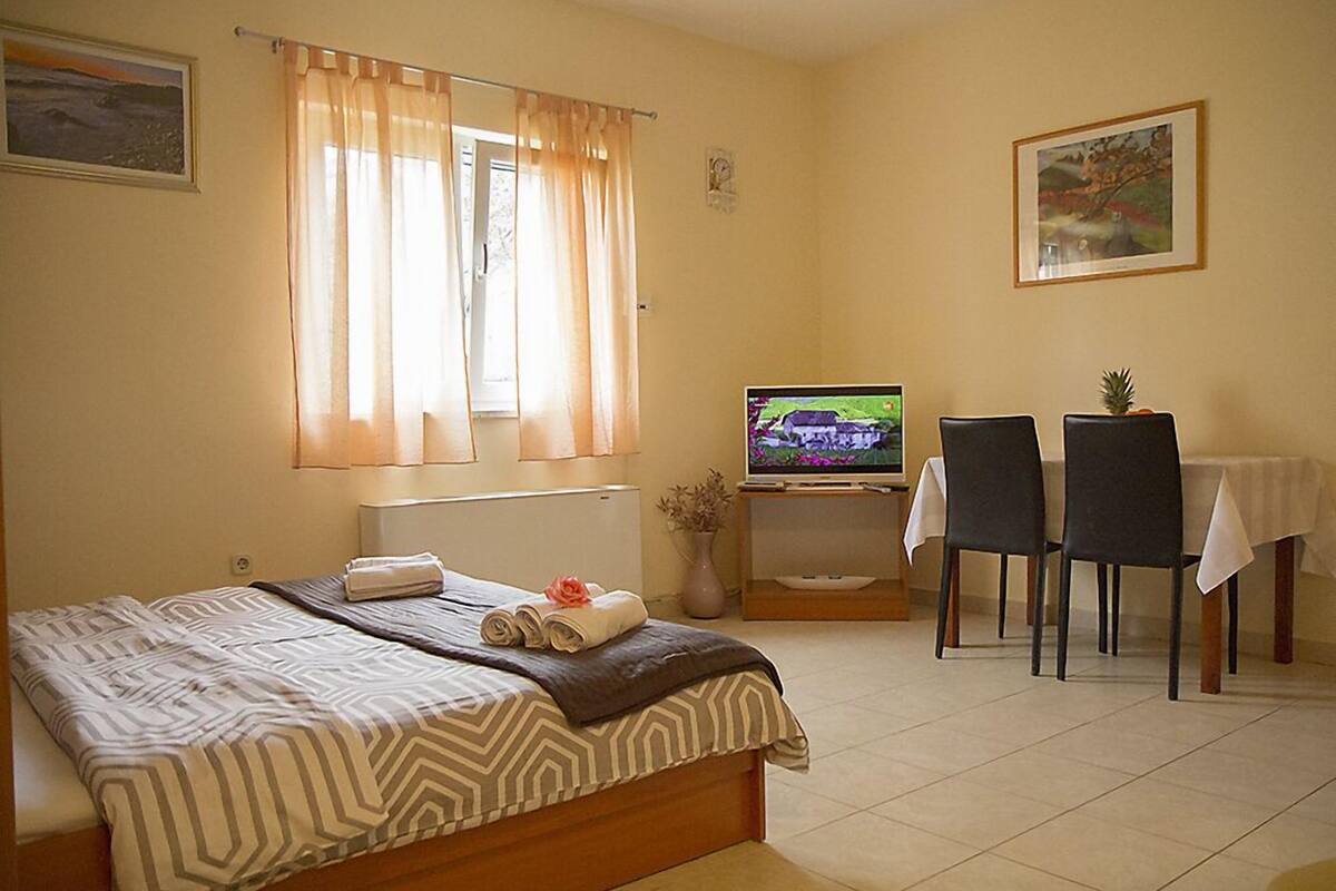 Studio | Desk, soundproofing, iron/ironing board, WiFi (free)