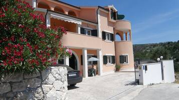 Vista frontal de la propiedad