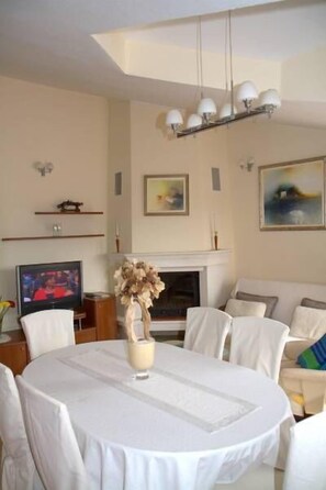 Deluxe-huoneisto, 1 makuuhuone, merinäköala | Ruokailu omassa huoneessa