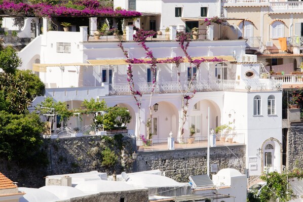 A coastal building with white facades, balconies, and arches. - La Bizantina (Positano)